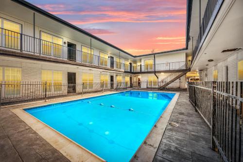 Houston Heights Apartment | Houston Heights 2BR Getaway with Pool & Free Park