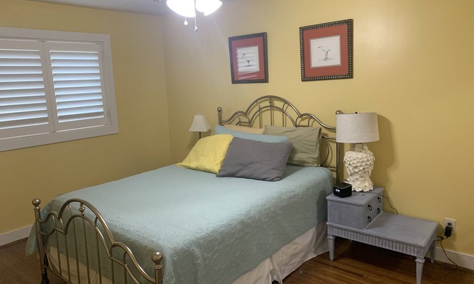 Houston Heights Apartment | Houston Hieghts Garage Apartment. Detached with private entrance.