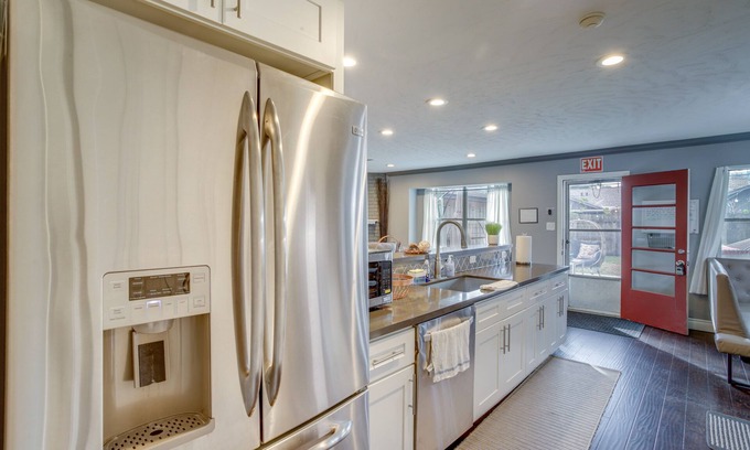 Spring Branch West House | Houston Home w/ Patio ~ 14 Mi to Downtown!