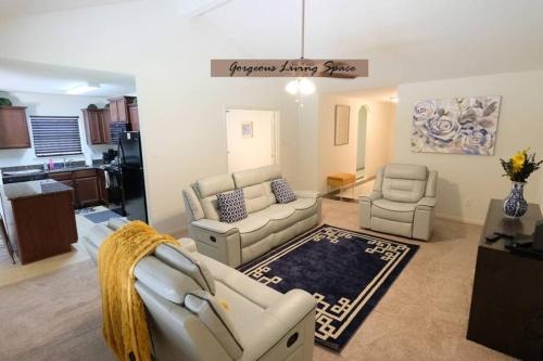 Humble House | Houston International Airport, 4 Bedrooms 5 Beds - Leclaire