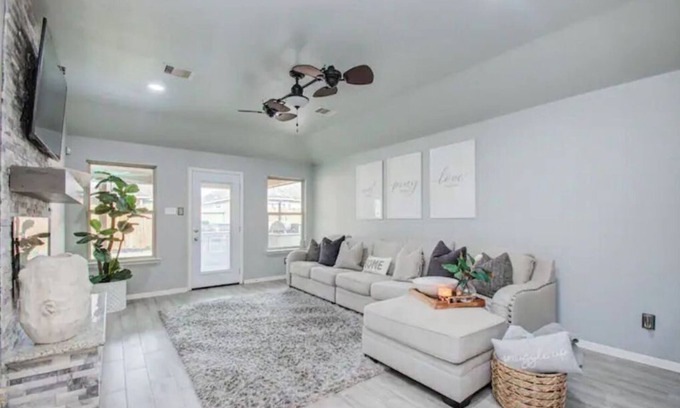Houston House | Houston Sophisticated 4 room home W/Backyard Escape