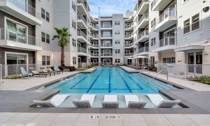 Greenway Plaza-Upper Kirby Apartment | Houston Upper Kirby Luxury Apt w/Pool Gym, Meeting Rm etc