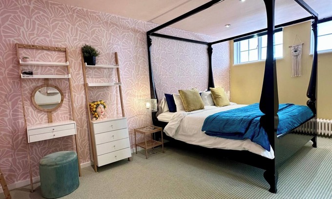 Hove Cottage | Hove Seaside Cottage, Sleeps 8, 2 Mins to Seafront