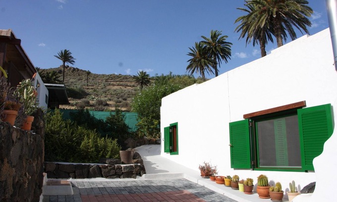 Haria House | How about living at home in Casa Esperanza with a view of the Haría palm grove?