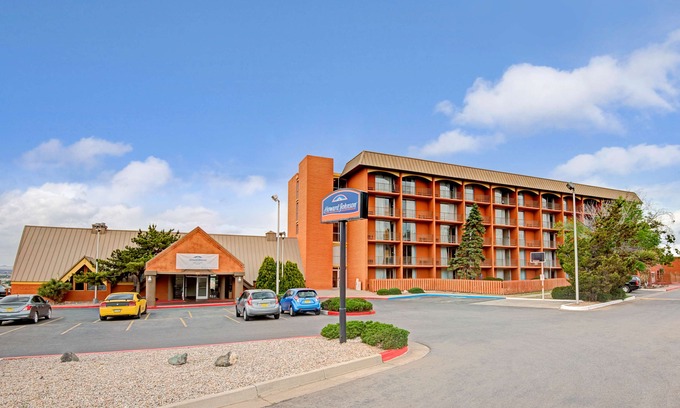 Albuquerque Hotel | Howard Johnson by Wyndham Albuquerque Midtown