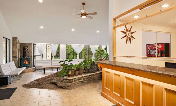 Gravenhurst Hotel | Howard Johnson by Wyndham Gravenhurst