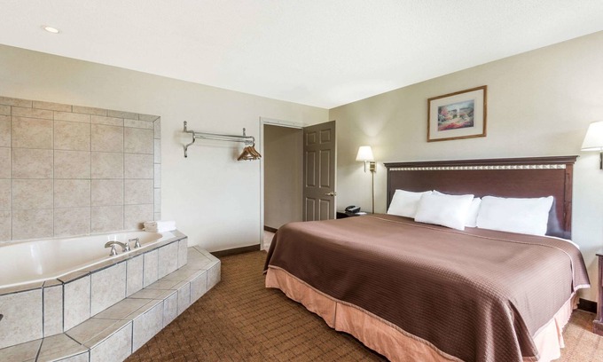 Springfield Hotel | Howard Johnson by Wyndham Springfield