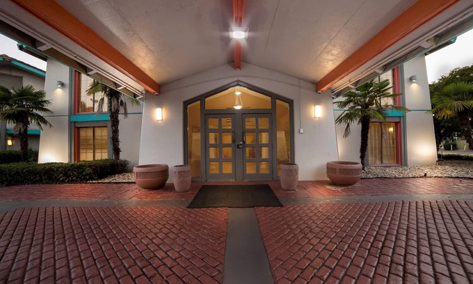 Columbus Hotel | Howard Johnson by Wyndham Columbus Fort Moore