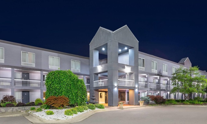Romulus Hotel | Howard Johnson by Wyndham Romulus Detroit Metro Airport
