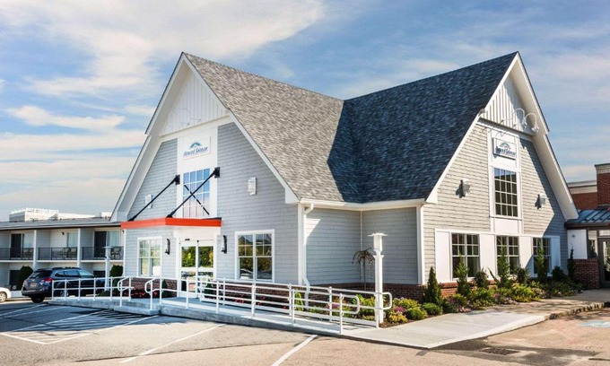 Middletown Hotel | Howard Johnson by Wyndham Middletown Newport Area