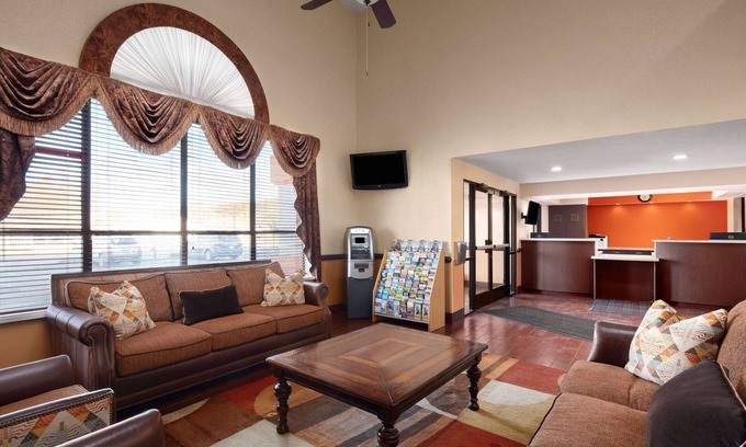 Williams Hotel | Howard Johnson by Wyndham Williams