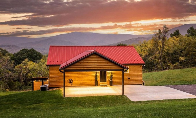 Stanley Cabin | Howdy Cabin: Hot Tub, Stunning Views, EVSE, Wi-Fi