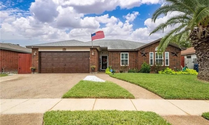 Flour Bluff House | Howdy Holiday: Blissful Pool Retreat