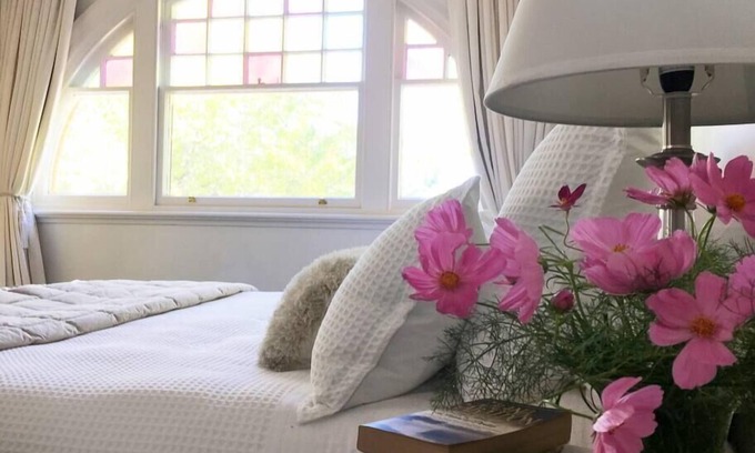 Howlong Apartment | 'Howlong Old Post Office Luxury Suite'