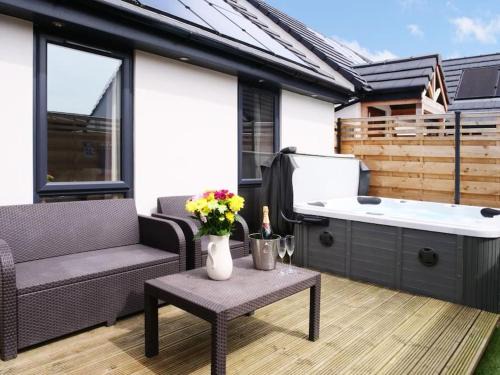 York House | Hoxne Cottages - Daisy Cottage with private hot tub