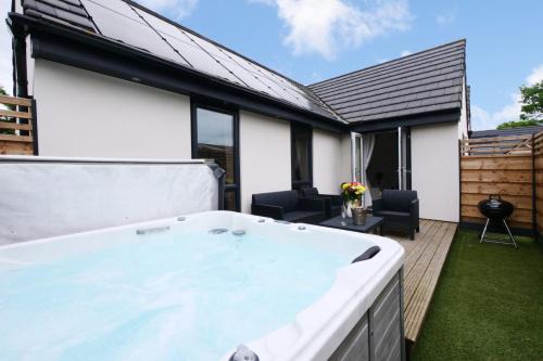 York House | Hoxne Cottages - Sunflower Cottage with private hot tub