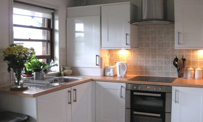 Askew Apartment | HR Bright, airy, Apartment, Hammersmith, Superb West London Location