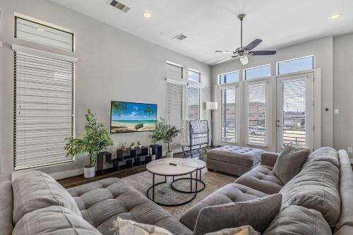 Washington Ave./ Memorial Park House | HTX Skyline-View Luxe Home Sleeps 8 Midtown
