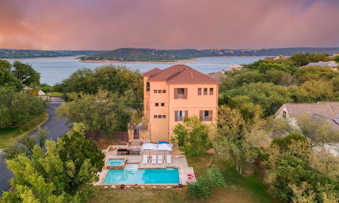 Travis Landing House | Hudson by AvantStay | W/ Beautiful Views, Multiple Living Areas, Pool & Games