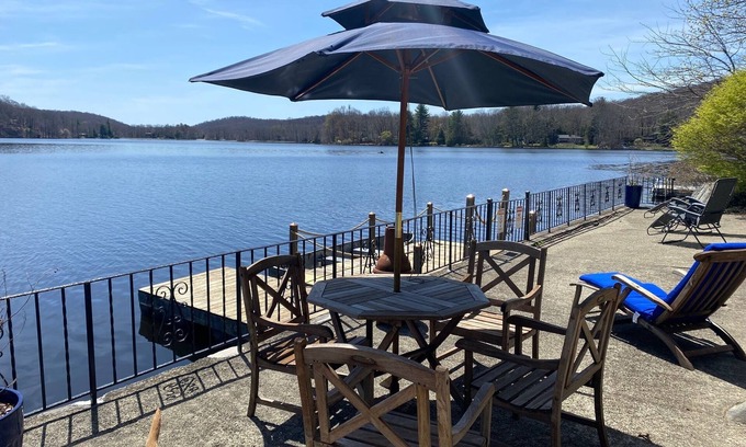 Putnam Valley House | Hudson Valley lake front home less than one hour from NYC