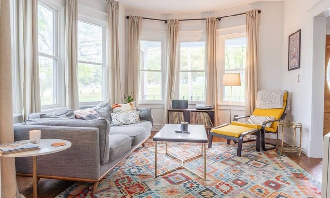 Hudson House | Hudson Victorian - Walkable to Warren St