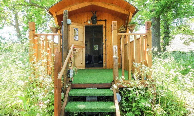 East Dereham Cottage | HUGATREE, romantic, character holiday cottage in Litcham