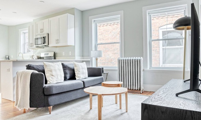 Aspinwall Hill Apartment | Huge 3b in desirable & quiet area. Near grocery and T-stop by Blueground