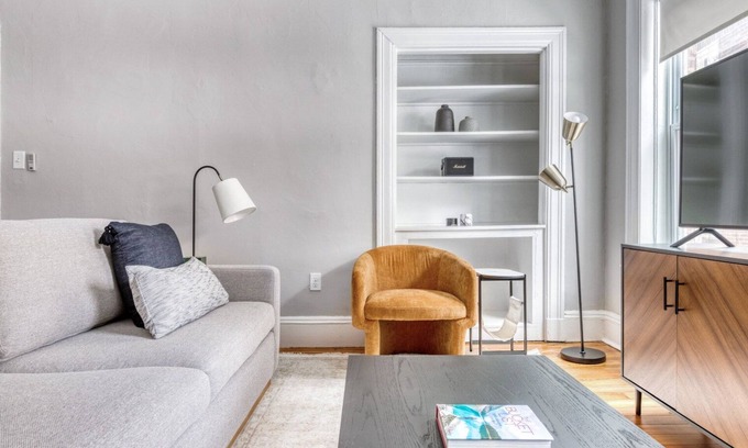 Aspinwall Hill Apartment | Huge 3br in desirable & quiet area. Near grocery and T-stop by Blueground