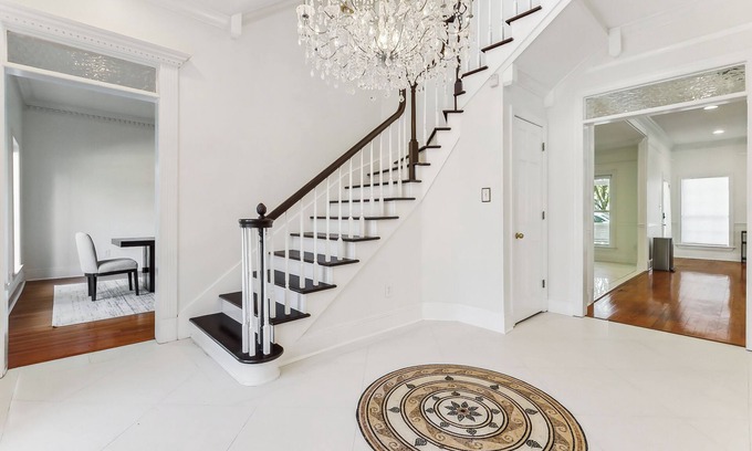 Metairie House | Huge 4 Bedroom House Near Lake Ponchartrain