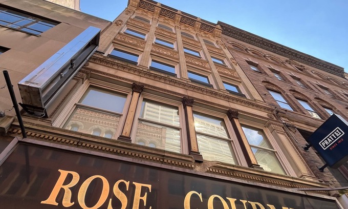 Downtown Hartford Apartment | Huge 4-bedroom LOFT with WiFi, and AC in amazing Pratt Street,