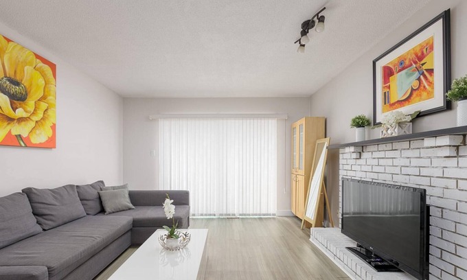 Riley Park Apartment | Huge 4 Bedroom Upper Suite Good for 10 People
