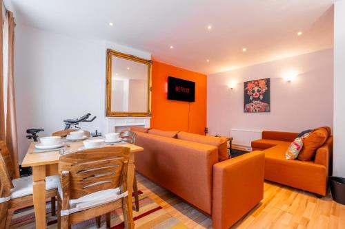 East Putney Apartment | Huge 4 BR, 30s to Tube, 3 Bath & Gym Gear