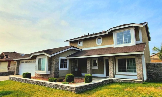 Fontana House | Huge 4BR/3BA Pet Friendly Home in Fontana