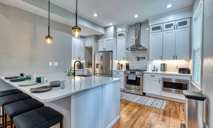 Shaw House | HUGE 5 Bedroom Beautiful Historic Renovated Home Shaw- Great for Families/Groups