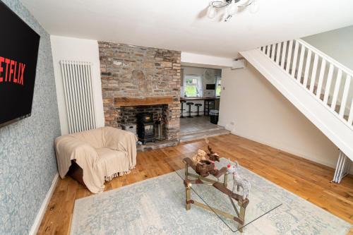 Bon-y-maen House | - Huge - 5-bedroom home & Private Gym by Tailored Accommodation