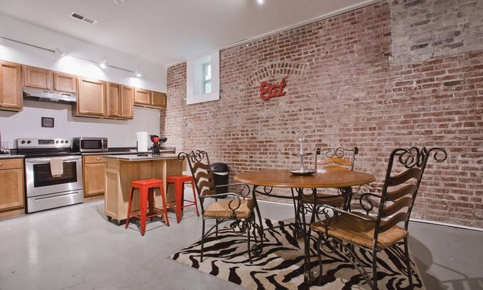 South Main Historic District House | HUGE 5000 sqft condo - 2 blocks Beale, 11 beds 3king & 8queen, 3 bath, prkng lot