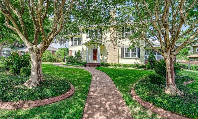 Lakeland House | Huge 5br 4ba by the Lake & FSC. Downtown, Food, Bars Parks. 2 Kitchens.16 guests