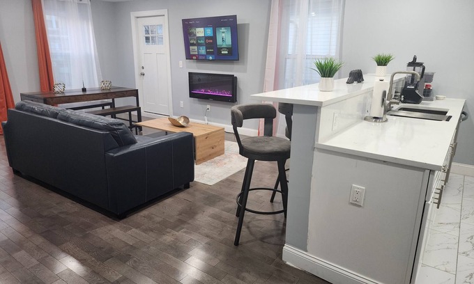 Newark House | Huge 5BR in Best Location ~ 25 Min to NYC