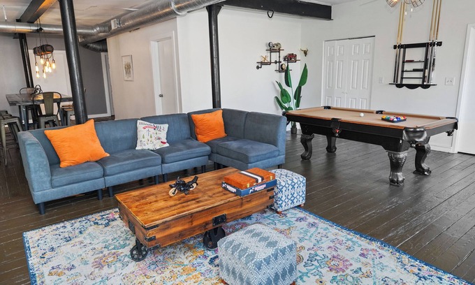 Near South Side Apartment | HUGE 5BR with Optional Parking/Pool table/sleeps 10