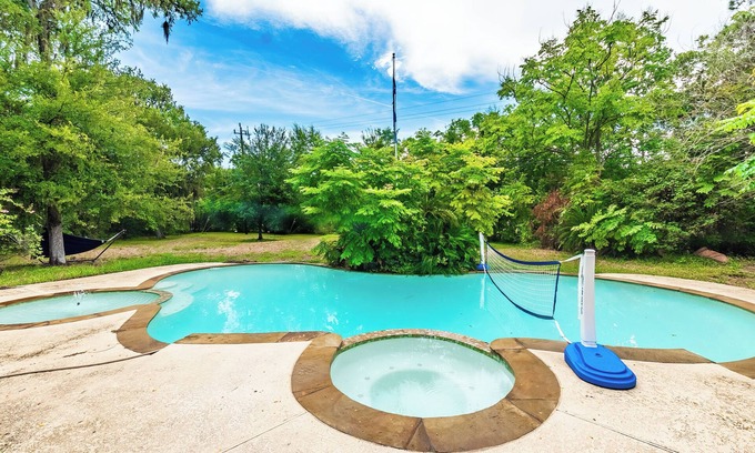 Houston House | Huge 6 Bedroom with Heated Pool, Spa, 85" Television, Game Room, BBQ, Hot Tub