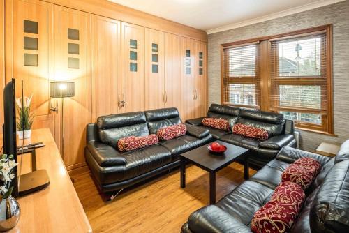 Leyton Apartment | Huge 6 Beds House in Zone 2 London-MobileRateOffers-Families-Leisure-Parking-WiFi-PoolTable-Netflix-Sleeps15!