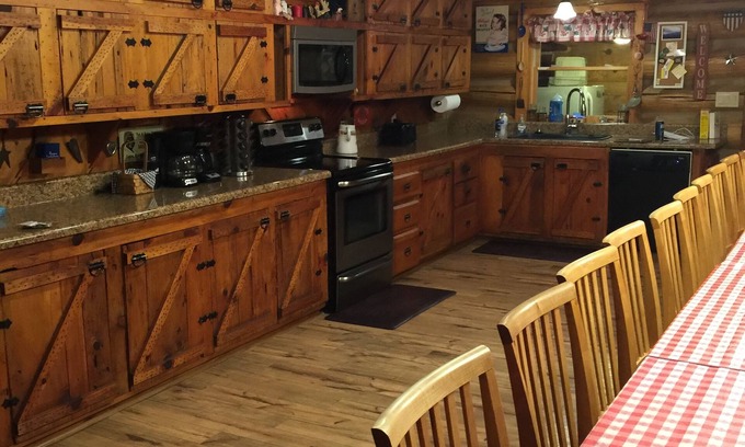 Green Mountain Cabin | Huge 8 bdm 7 baths, log cabin with views! sleeps 35, eating for 28, pets oknn