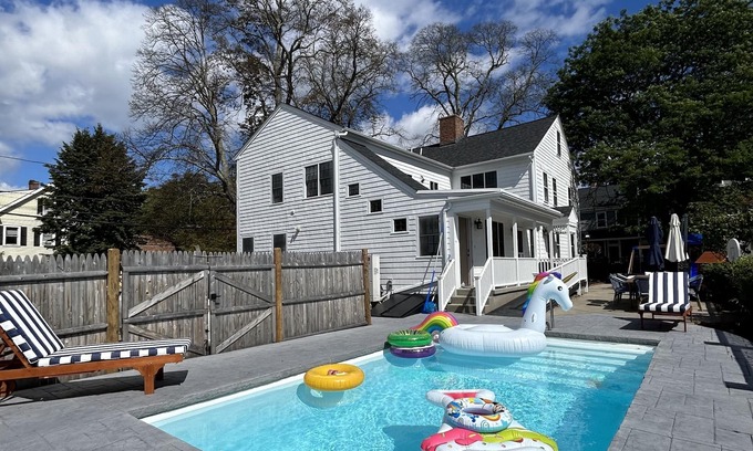 Bristol Apartment | Huge apartment in Bristol Beautiful Historical home with pool and playground