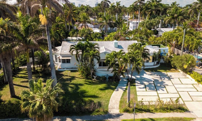 Hollywood Lakes House | HUGE Beach House: Pool, water view & walk to beach and games