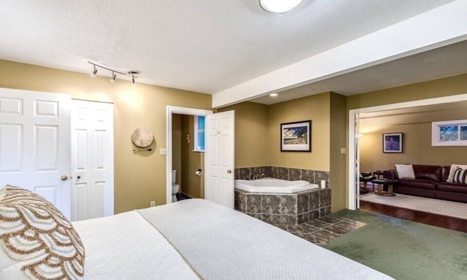 Caulfeild House | Huge bedroom with jacuzzi ,near cypress ski resort