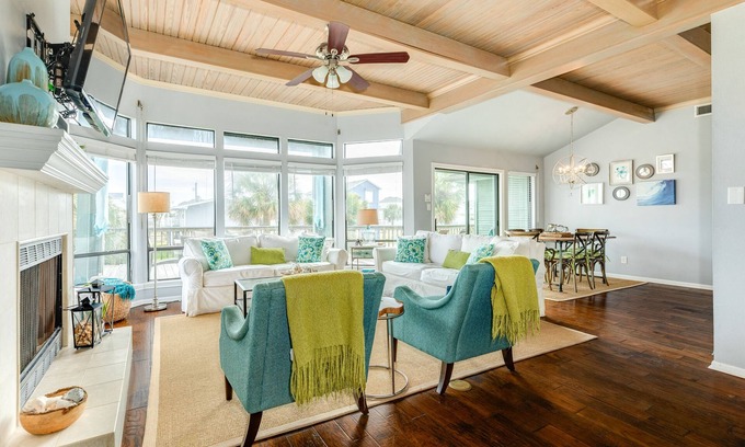 Pirates Beach House | Huge Deck, Walk to Beach, Great Primary Suite, Ping Pong, Bikes, Beach Equipment