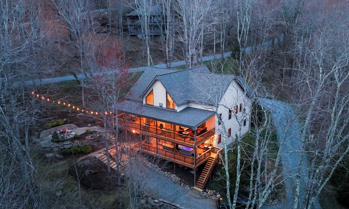 Seven Devils Cabin | Huge Decks, Hot Tub, Fire Pit & Dog Friendly. Close to Boone and Banner Elk.