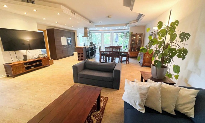 Schwarza Apartment | Huge Deluxe Apartment, 140sqm, Whirlpool, Shower, Netflix, Prime, Wifi, Balkony