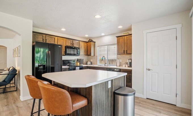 Southwest Ada County Alliance House | Huge Family Home 8 Beds 3-Car Garage + Park