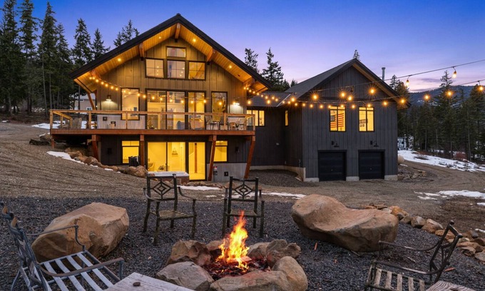 Cle Elum House | Huge game room, Hot tub, Sleeps 16+ with Bonus loft, ATV Snowmobile Trails